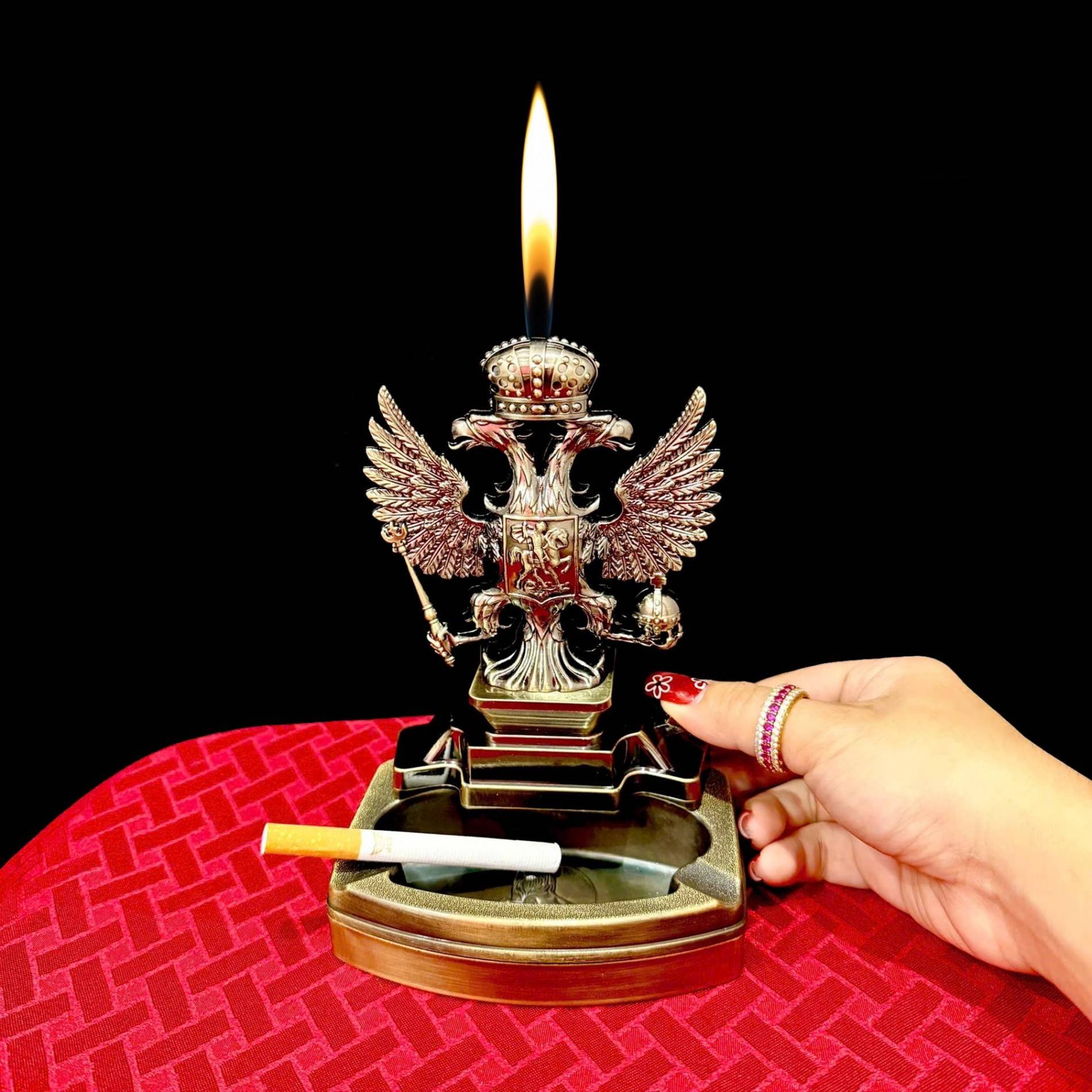 Bật lửa để bàn kiêm gạt tàn hình đại bàng 2 đầu quốc huy nước Nga xài gas