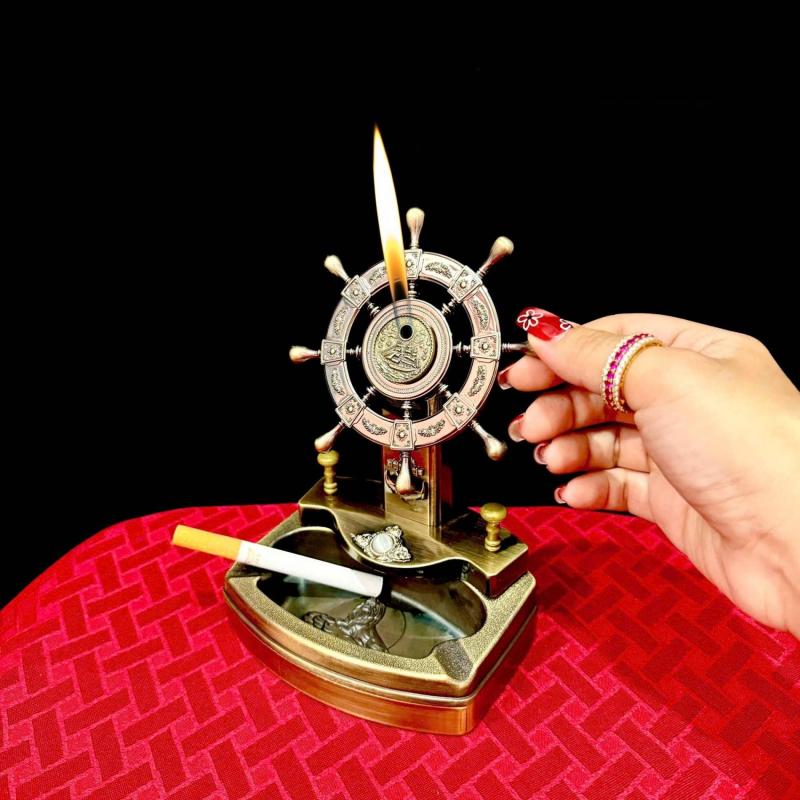 Bật lửa để bàn kiêm gạt tàn bánh lái tàu xài gas