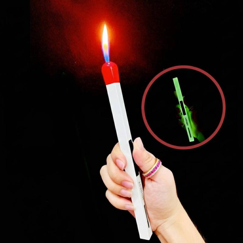 Bật lửa Honest hình que diêm khổng lồ - dạ quang hút ánh sáng xài gas